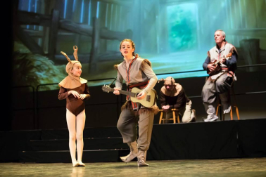 El Estudio de Arte, Danza y Movimiento de Tudela y el coro Tutera Kantuz citaron a 620 personas en el espectáculo navideño.