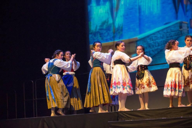 El Estudio de Arte, Danza y Movimiento de Tudela y el coro Tutera Kantuz citaron a 620 personas en el espectáculo navideño.