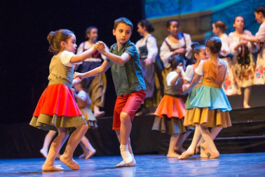 El Estudio de Arte, Danza y Movimiento de Tudela y el coro Tutera Kantuz citaron a 620 personas en el espectáculo navideño.