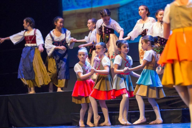 El Estudio de Arte, Danza y Movimiento de Tudela y el coro Tutera Kantuz citaron a 620 personas en el espectáculo navideño.