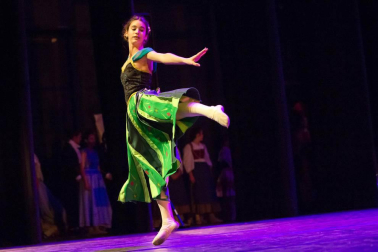 El Estudio de Arte, Danza y Movimiento de Tudela y el coro Tutera Kantuz citaron a 620 personas en el espectáculo navideño.