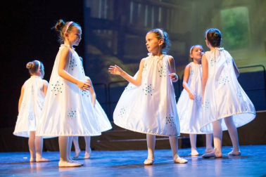 El Estudio de Arte, Danza y Movimiento de Tudela y el coro Tutera Kantuz citaron a 620 personas en el espectáculo navideño.