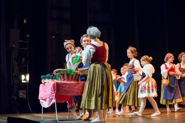 El Estudio de Arte, Danza y Movimiento de Tudela y el coro Tutera Kantuz citaron a 620 personas en el espectáculo navideño.
