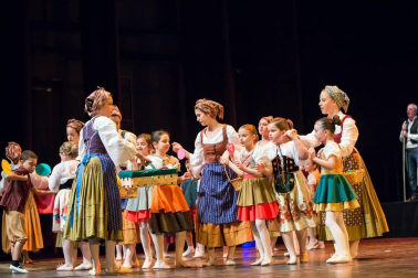 El Estudio de Arte, Danza y Movimiento de Tudela y el coro Tutera Kantuz citaron a 620 personas en el espectáculo navideño.
