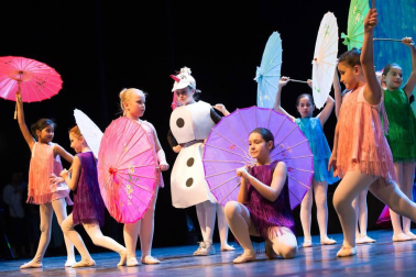 El Estudio de Arte, Danza y Movimiento de Tudela y el coro Tutera Kantuz citaron a 620 personas en el espectáculo navideño.