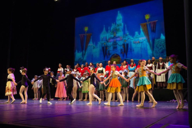 El Estudio de Arte, Danza y Movimiento de Tudela y el coro Tutera Kantuz citaron a 620 personas en el espectáculo navideño.