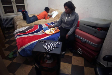 Reportaje de familias que viven en Navarra en las conocidas como habitaciones-patera.