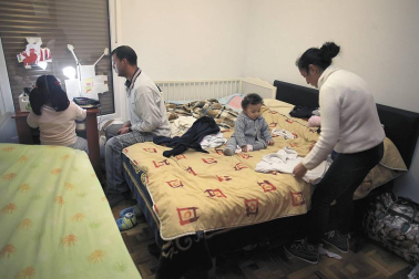 Reportaje de familias que viven en Navarra en las conocidas como habitaciones-patera.