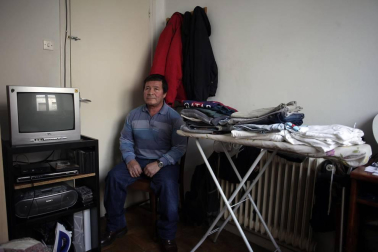 Reportaje de familias que viven en Navarra en las conocidas como habitaciones-patera.