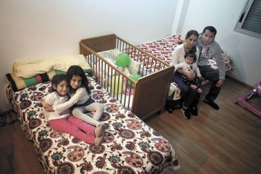 Reportaje de familias que viven en Navarra en las conocidas como habitaciones-patera.