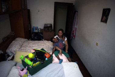 Reportaje de familias que viven en Navarra en las conocidas como habitaciones-patera.