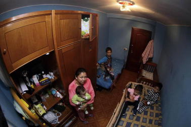 Reportaje de familias que viven en Navarra en las conocidas como habitaciones-patera.