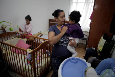 Reportaje de familias que viven en Navarra en las conocidas como habitaciones-patera.