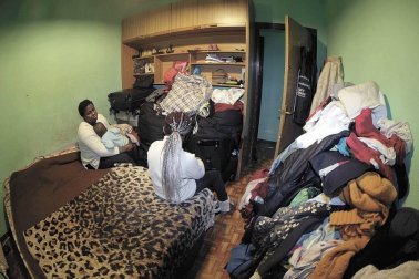 Reportaje de familias que viven en Navarra en las conocidas como habitaciones-patera.