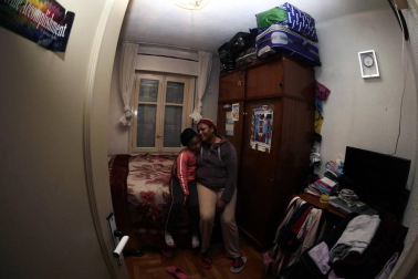Reportaje de familias que viven en Navarra en las conocidas como habitaciones-patera.