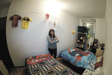 Reportaje de familias que viven en Navarra en las conocidas como habitaciones-patera.