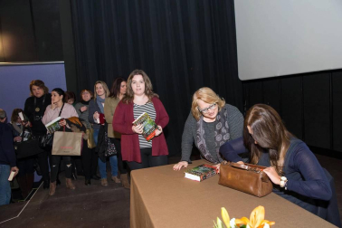 La escritora ha presentado su última novela, galardonada con el premio Planeta, en la Semana Literaria de la capital ribera.