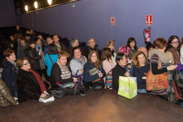 La escritora ha presentado su última novela, galardonada con el premio Planeta, en la Semana Literaria de la capital ribera.