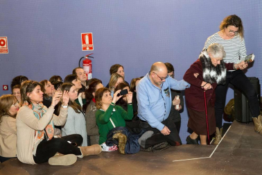 La escritora ha presentado su última novela, galardonada con el premio Planeta, en la Semana Literaria de la capital ribera.