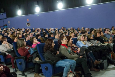 La escritora ha presentado su última novela, galardonada con el premio Planeta, en la Semana Literaria de la capital ribera.