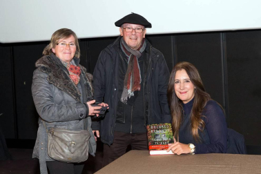 La escritora ha presentado su última novela, galardonada con el premio Planeta, en la Semana Literaria de la capital ribera.