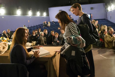 La escritora ha presentado su última novela, galardonada con el premio Planeta, en la Semana Literaria de la capital ribera.