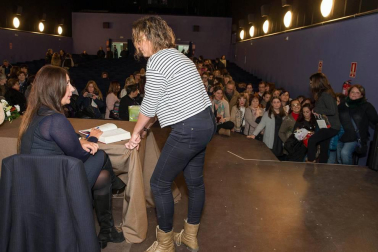 La escritora ha presentado su última novela, galardonada con el premio Planeta, en la Semana Literaria de la capital ribera.