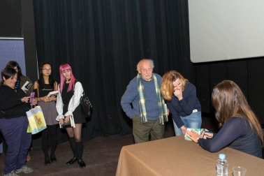 La escritora ha presentado su última novela, galardonada con el premio Planeta, en la Semana Literaria de la capital ribera.