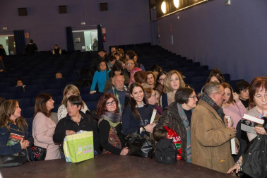La escritora ha presentado su última novela, galardonada con el premio Planeta, en la Semana Literaria de la capital ribera.