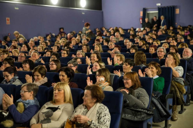 La escritora ha presentado su última novela, galardonada con el premio Planeta, en la Semana Literaria de la capital ribera.