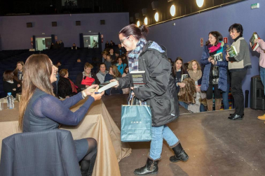 La escritora ha presentado su última novela, galardonada con el premio Planeta, en la Semana Literaria de la capital ribera.