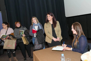 La escritora ha presentado su última novela, galardonada con el premio Planeta, en la Semana Literaria de la capital ribera.