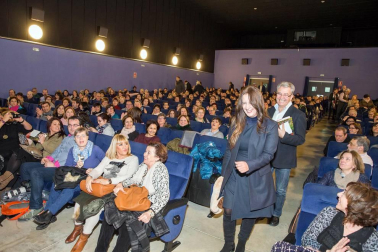 La escritora ha presentado su última novela, galardonada con el premio Planeta, en la Semana Literaria de la capital ribera.