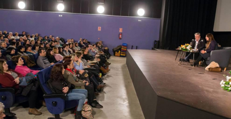 La escritora ha presentado su última novela, galardonada con el premio Planeta, en la Semana Literaria de la capital ribera.