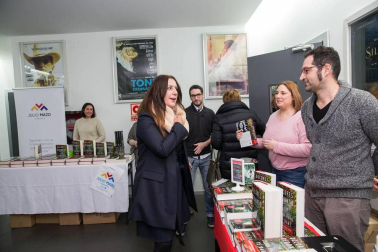 La escritora ha presentado su última novela, galardonada con el premio Planeta, en la Semana Literaria de la capital ribera.