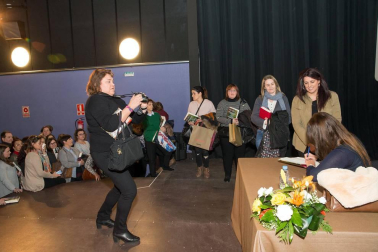 La escritora ha presentado su última novela, galardonada con el premio Planeta, en la Semana Literaria de la capital ribera.