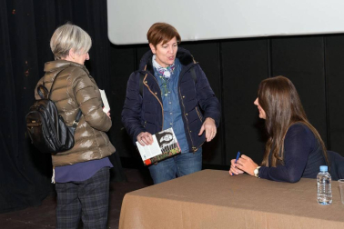 La escritora ha presentado su última novela, galardonada con el premio Planeta, en la Semana Literaria de la capital ribera.