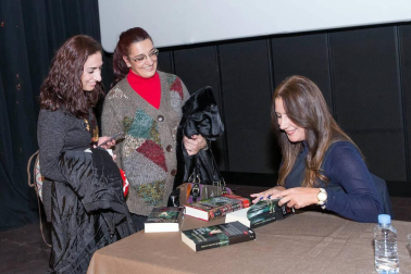 La escritora ha presentado su última novela, galardonada con el premio Planeta, en la Semana Literaria de la capital ribera.