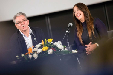 La escritora ha presentado su última novela, galardonada con el premio Planeta, en la Semana Literaria de la capital ribera.