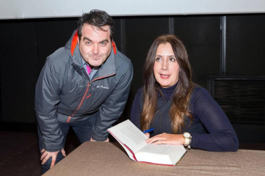 La escritora ha presentado su última novela, galardonada con el premio Planeta, en la Semana Literaria de la capital ribera.