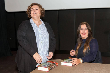 La escritora ha presentado su última novela, galardonada con el premio Planeta, en la Semana Literaria de la capital ribera.