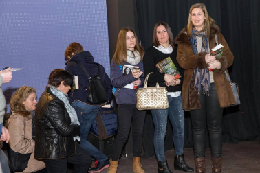 La escritora ha presentado su última novela, galardonada con el premio Planeta, en la Semana Literaria de la capital ribera.