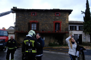 Una vivienda resultó afectada por las llamas.