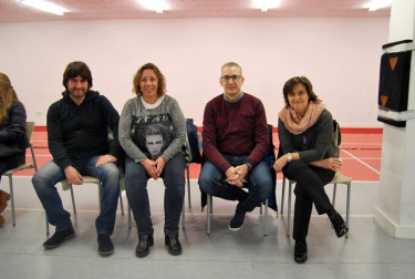 El sábado pasado, el Polideportivo de la Universidad de Navarra acogió una doble sesión de esgrima. Por la mañana empuñaron sus armas los participantes en el torneo de Ranking Navarro Absoluto; y por la tarde hicieron lo propio los tiradores más jóvenes pertenecientes a los Juegos Deportivos de Navarra que disputaron la segunda jornada de esta competición.
