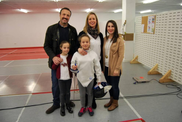 El sábado pasado, el Polideportivo de la Universidad de Navarra acogió una doble sesión de esgrima. Por la mañana empuñaron sus armas los participantes en el torneo de Ranking Navarro Absoluto; y por la tarde hicieron lo propio los tiradores más jóvenes pertenecientes a los Juegos Deportivos de Navarra que disputaron la segunda jornada de esta competición.
