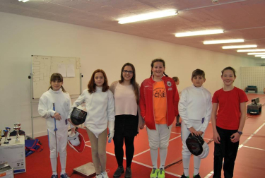 El sábado pasado, el Polideportivo de la Universidad de Navarra acogió una doble sesión de esgrima. Por la mañana empuñaron sus armas los participantes en el torneo de Ranking Navarro Absoluto; y por la tarde hicieron lo propio los tiradores más jóvenes pertenecientes a los Juegos Deportivos de Navarra que disputaron la segunda jornada de esta competición.