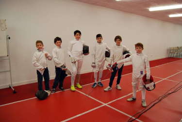 El sábado pasado, el Polideportivo de la Universidad de Navarra acogió una doble sesión de esgrima. Por la mañana empuñaron sus armas los participantes en el torneo de Ranking Navarro Absoluto; y por la tarde hicieron lo propio los tiradores más jóvenes pertenecientes a los Juegos Deportivos de Navarra que disputaron la segunda jornada de esta competición.