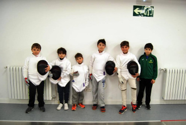 El sábado pasado, el Polideportivo de la Universidad de Navarra acogió una doble sesión de esgrima. Por la mañana empuñaron sus armas los participantes en el torneo de Ranking Navarro Absoluto; y por la tarde hicieron lo propio los tiradores más jóvenes pertenecientes a los Juegos Deportivos de Navarra que disputaron la segunda jornada de esta competición.