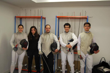 El sábado pasado, el Polideportivo de la Universidad de Navarra acogió una doble sesión de esgrima. Por la mañana empuñaron sus armas los participantes en el torneo de Ranking Navarro Absoluto; y por la tarde hicieron lo propio los tiradores más jóvenes pertenecientes a los Juegos Deportivos de Navarra que disputaron la segunda jornada de esta competición.