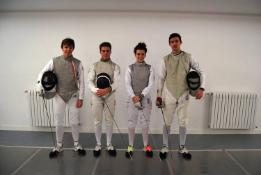 El sábado pasado, el Polideportivo de la Universidad de Navarra acogió una doble sesión de esgrima. Por la mañana empuñaron sus armas los participantes en el torneo de Ranking Navarro Absoluto; y por la tarde hicieron lo propio los tiradores más jóvenes pertenecientes a los Juegos Deportivos de Navarra que disputaron la segunda jornada de esta competición.